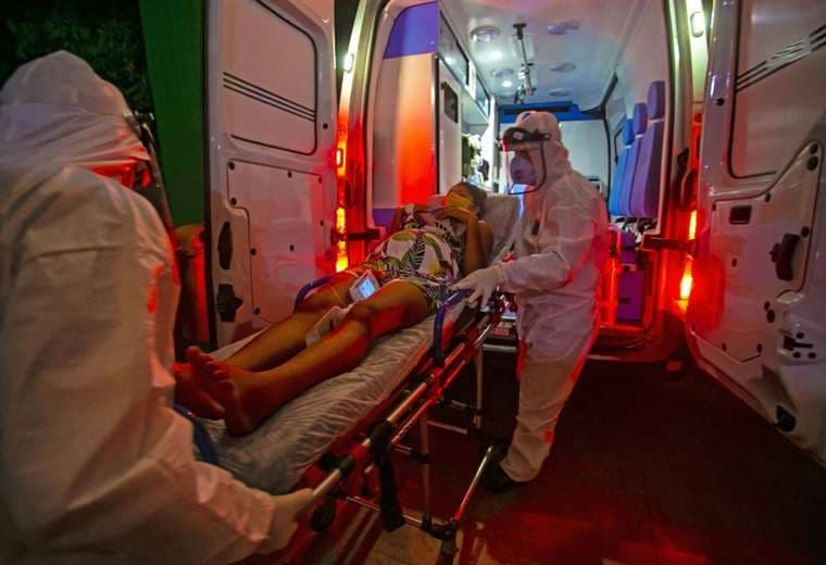 Una mujer indígena brasileña victima del Covid-19 es trasladada a un hospital