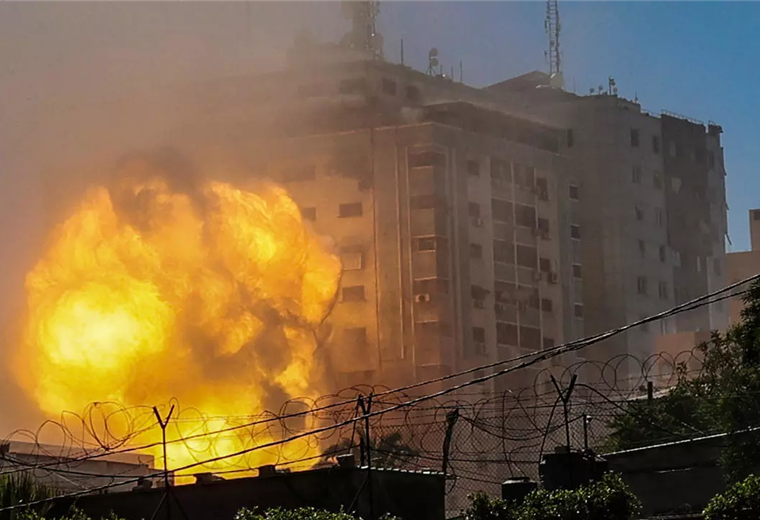 Momento en que es atacado el edificio donde trabajaban AP y Al-Jaazera en Gaza 