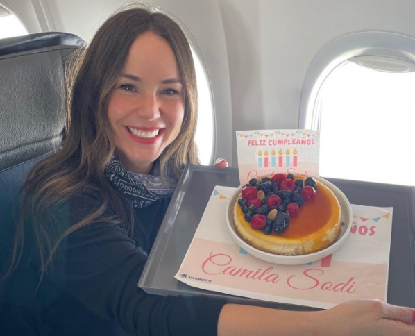 Camila Sodi recibió presentes por su cumpleaños en el avión que la llevaba a Nueva York 