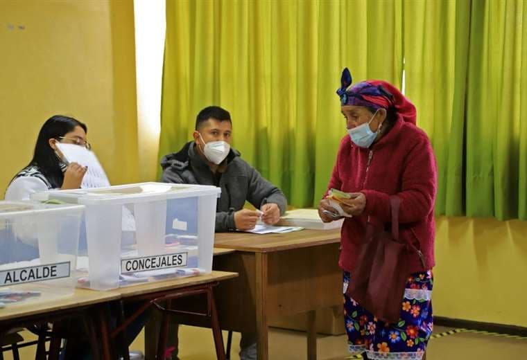 Una indígena mapuche vota en las elecciones en Temuco, Chile