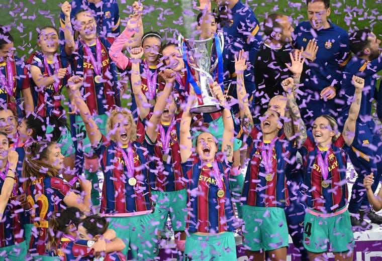 Jugadoras del Barcelona con su primer trofeo de Champions en su historia. Foto: AFP