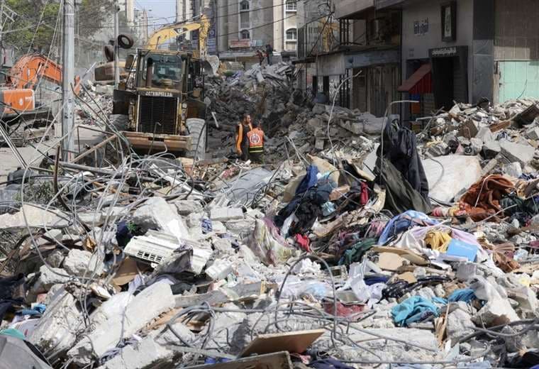 Una excavadora limpia los escombros de un edificio destruido en Gaza  