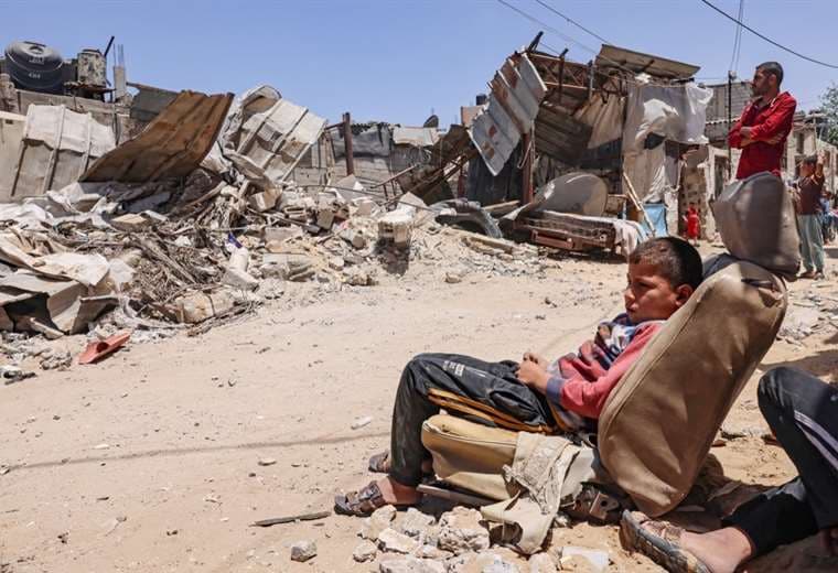 Palestinos inspeccionan su casa, después de que fuera destruida por un ataque israelí
