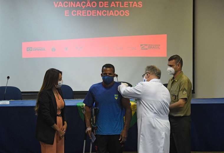 El atleta paralímpíco Michel Pessanha es inoculado con una vacuna para el Covid-19 