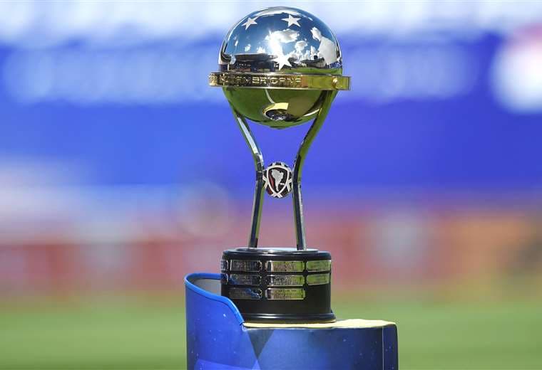El trofeo que se llevará el campeón de la Copa Sudamericana 2021. Foto: internet