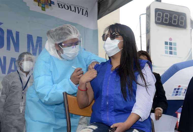 La semana pasada comenzó la vacunación simbólica a periodistas /ABI