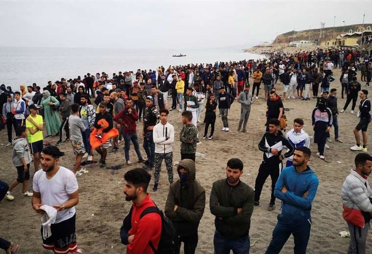 España eleva el tono frente a Marruecos ante la oleada migratoria en Ceuta