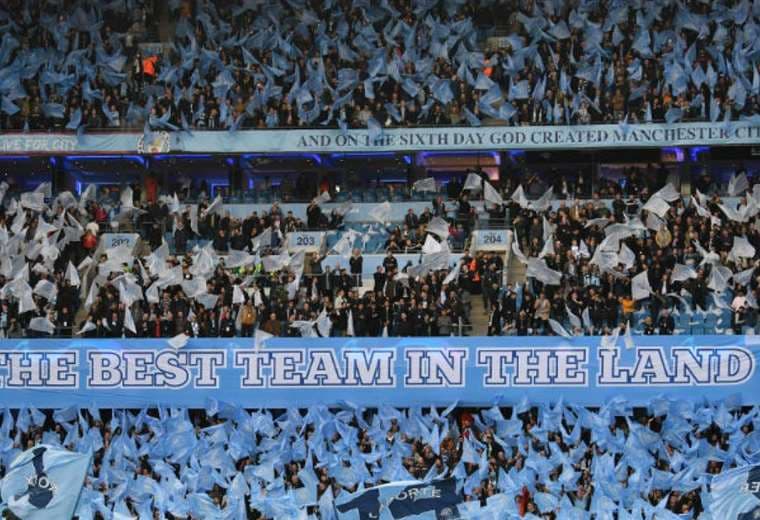 La hinchada del Manchester City sueña con ganar su primera ‘Orejona’. Foto: Internet