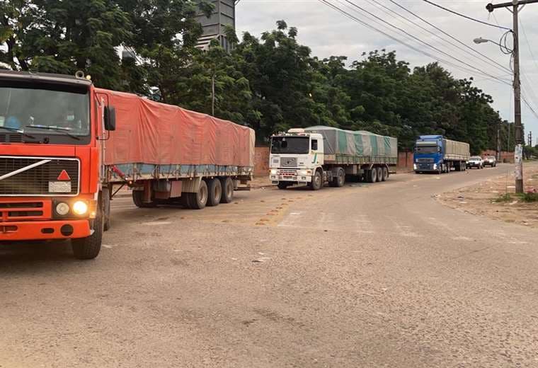 Los camiones que trasladaban mercadería ilegal. Foto: Aduana Nacional