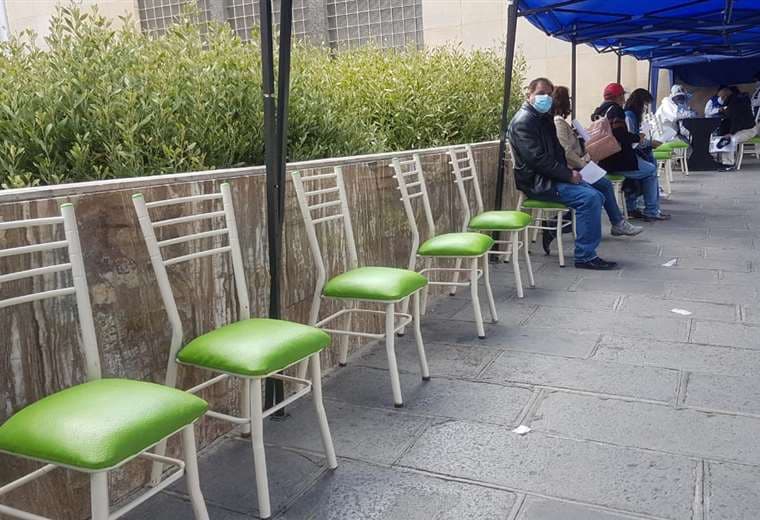 Puntos de vacunación con poca afluencia de personas en La Paz. Foto: Página Siete