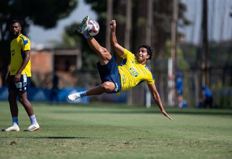 Una acrobacia de Martins en un entrenamiento del Cruzeiro. Foto: Cruzeiro