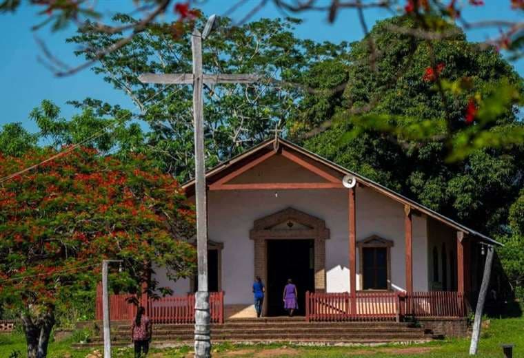 Fachada de la iglesia estilo misional en esta población de la provincia Ángel Sandóval