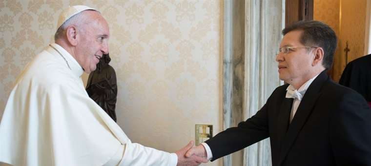 Caballero cuando entregó sus cartas en el Vaticano (Foto: Evo Morales) 