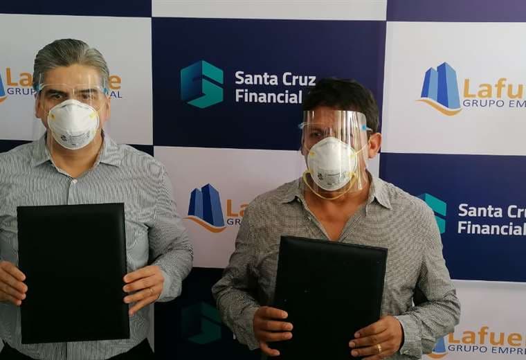 Mertens y Novillo (dcha,) durante la firma del acuerdo. Foto: Santa Cruz Financial Group  