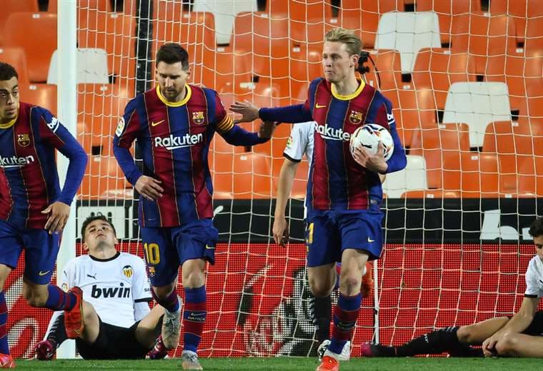 Messi (c.) aportó con un doblete en el triunfo del Barcelona. Foto: AFP