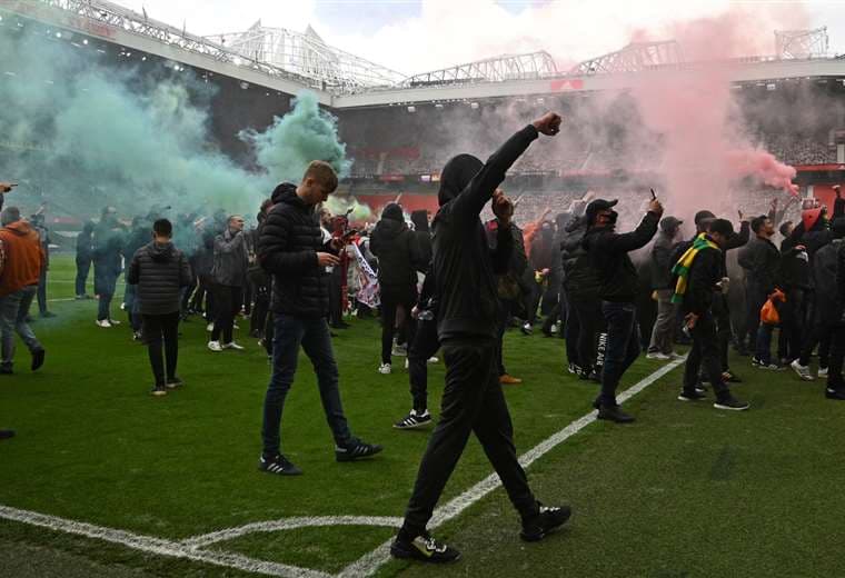 Muchos seguidores del Manchester United, en la cancha de Old Trafford. Foto: AFP