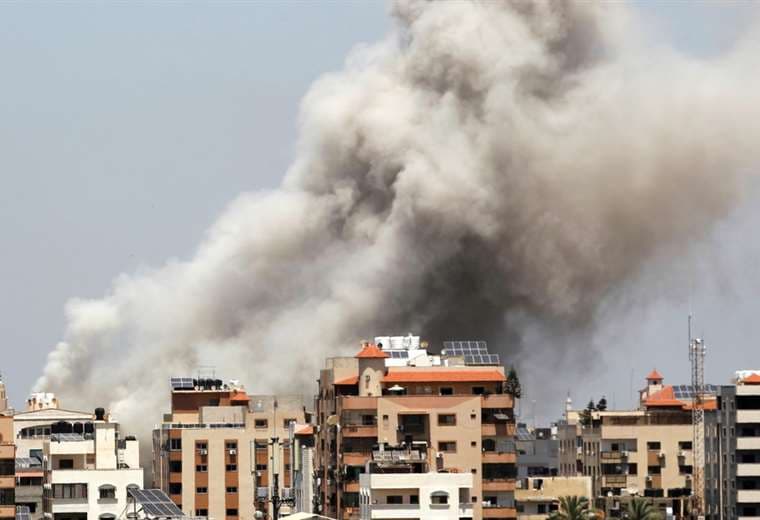 El humo se eleva en la Ciudad de Gaza tras un ataque aéreo israelí
