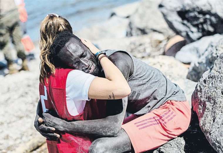 Luna (20 años), consolando a un migrante tras cruzar la frontera entre Marruecos y España