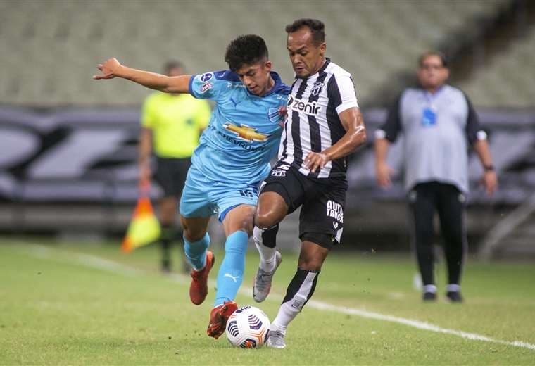 Villamil, de Bolívar, disputa la pelota con Pacheco, de Ceará. Foto. AFP