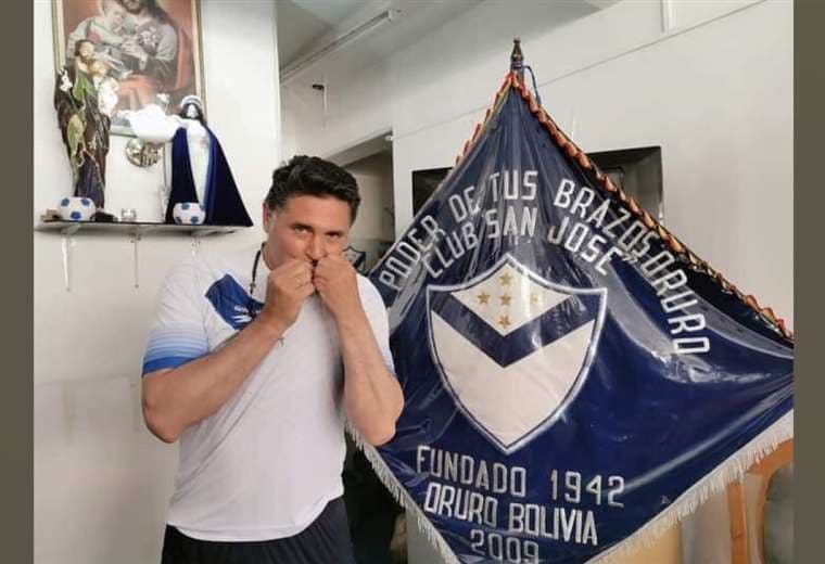 Sánchez besó la camiseta de San José durante su presentación. Foto: Internet