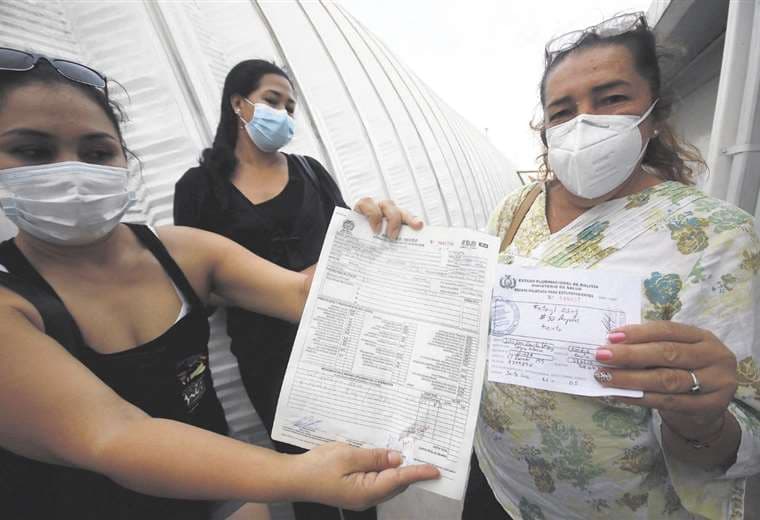 Familiares buscan las largas listas de medicamentos. Foto: j. Gutiérrez