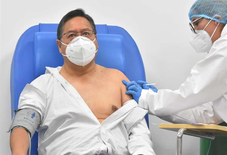 El presidente Luis Arce fue vacunado contra el Covid-19. Foto: APG Noticias