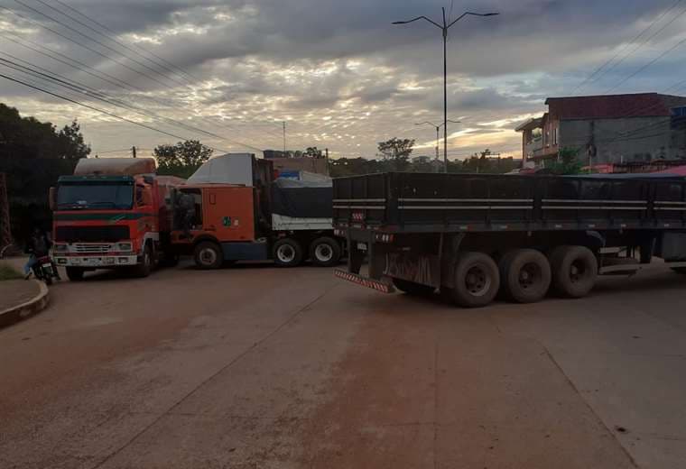 Transporte pesado bloquea las rutas de Pando. Foto: Kike NAvala