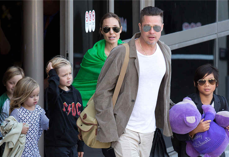 Brad Pitt y Angelina Jolie junto  a sus hijos, mientras eran pareja