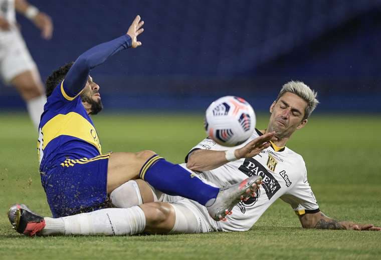 Tévez (Boca) y Mateos (Tigre) en el duelo por la pelota. Foto: AFP