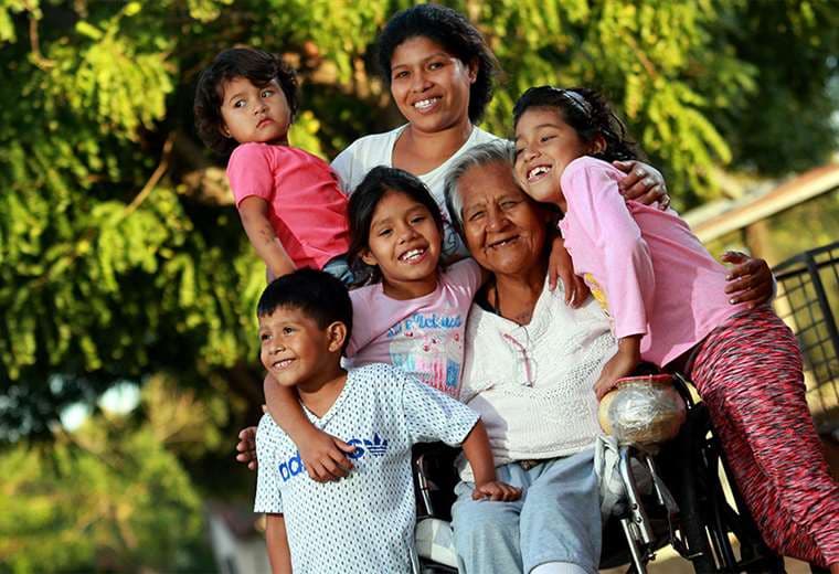 Gloria Flores con su nuera, Pamela Rocha, y sus cuatro nietos. Foto: Jorge Gutiérrez