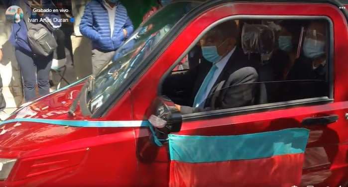 Arias paseó en un auto eléctrico por la ciudad de La Paz en el día de su posesión 