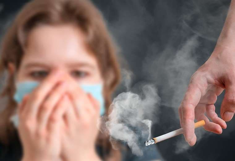 El fumador pasivo, que recibe el humo de otros, también es dañado