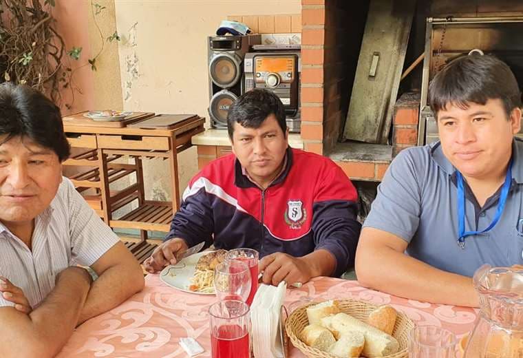 Alex Orellana (centro) se reunió con Evo Morales