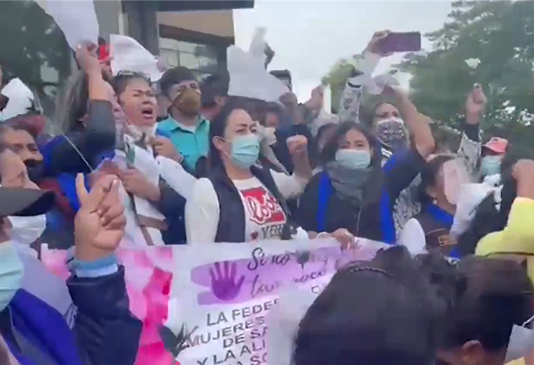 Protesta de mujeres fuera del Palacio de Justicia