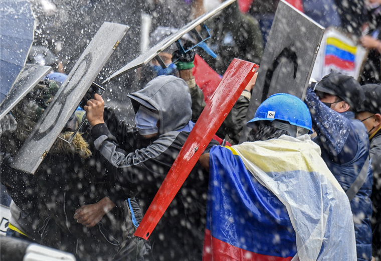 Manifestantes chocan con la policía antidisturbios durante una protesta. Foto. AFP