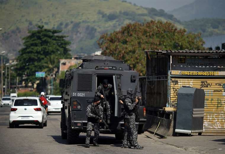 La Policía realiza operativos en la favela. foto AFP 