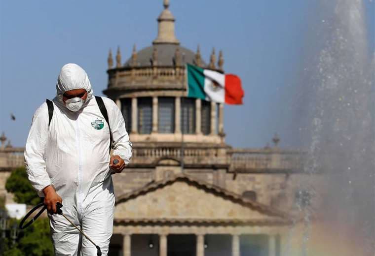 Una persona fumiga una calle en Ciudad de México. Foto. Internet 
