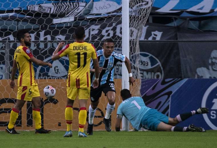 Luiz Fernando celebra su gol. Gremio derrotó a Aragua por 8-0 el jueves. Foto: AFP