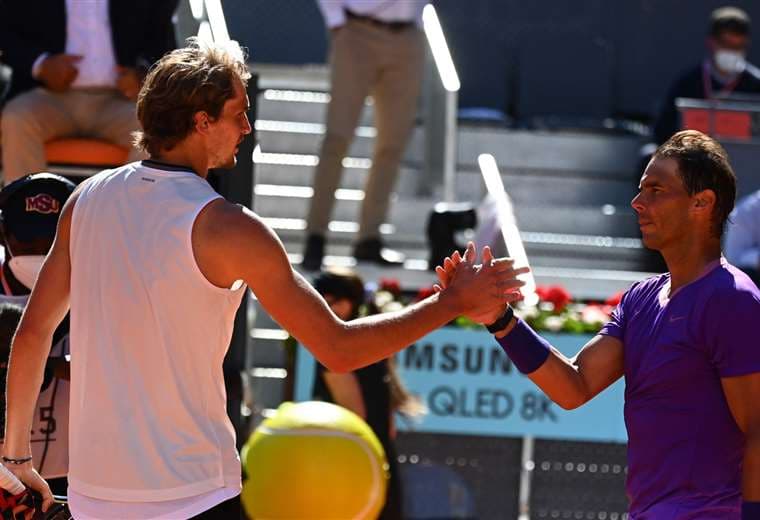 Zverev (izq.) y Nadal se saludaron cordialmente al final del partido. Foto: AFP