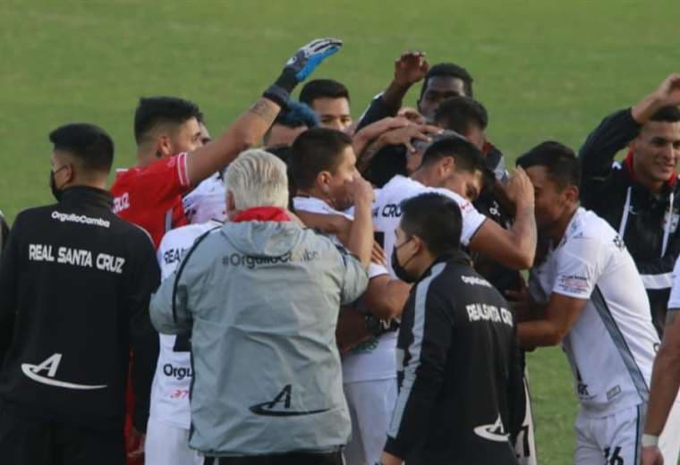 Jugadores y cuerpo técnico de Real se fundieron en los abrazos. Foto: Juan C. Torrejón
