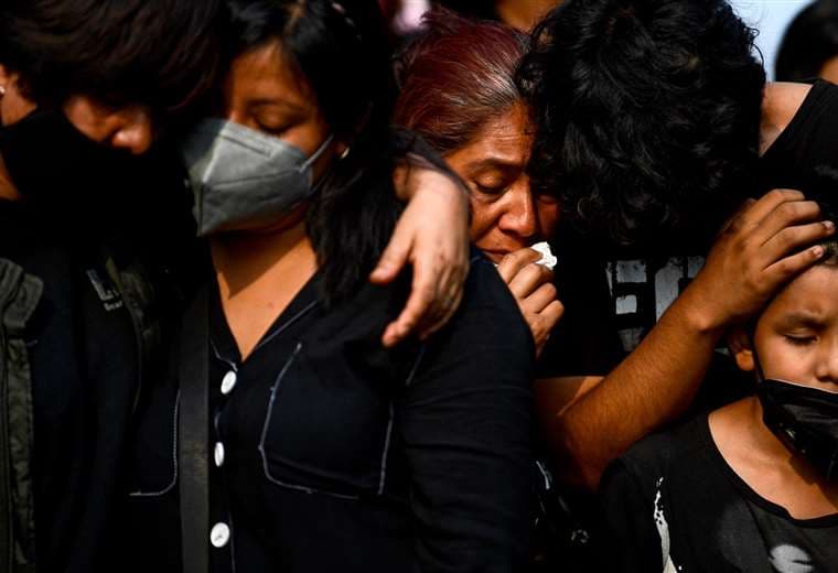Familiares lloran las muertes de sus seres queridos en México/Foto: AFP