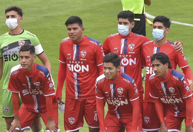 Los siete jugadores que presentó Royal Pari ante el Tigre. Foto: APG Noticias