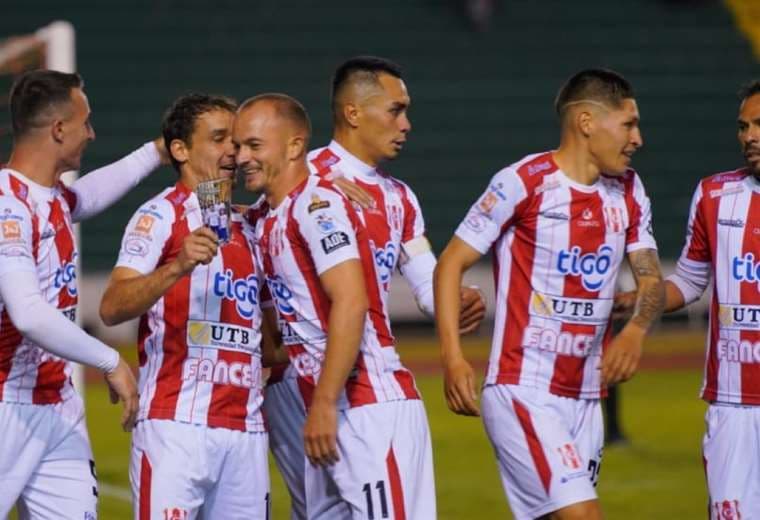 Los jugadores de Independiente celebran su tercera victoria en el torneo. Foto: APG