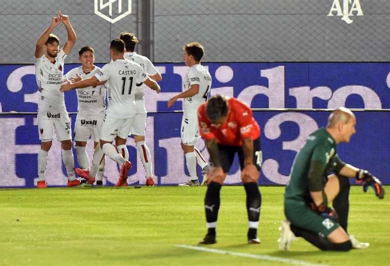 El festejo de los jugadores de Colón, que este lunes derrotaron a Independiente. Foto: AFP