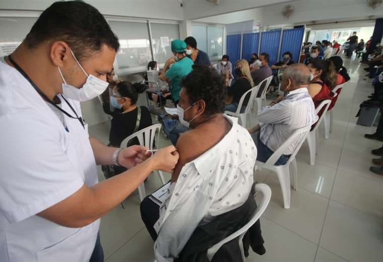 Foto Juan Carlos Torrejón: vacunación en la Uagrm a personas mayores de 40 años.