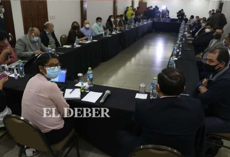 La autoridad sostiene una reunión en un hotel de la ciudad. Foto: Juan C. Torrejón