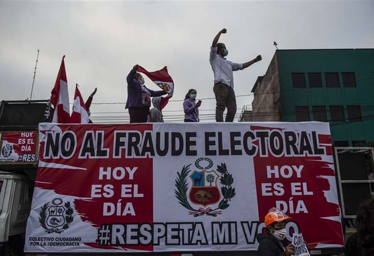 Reñida final de elecciones en Perú