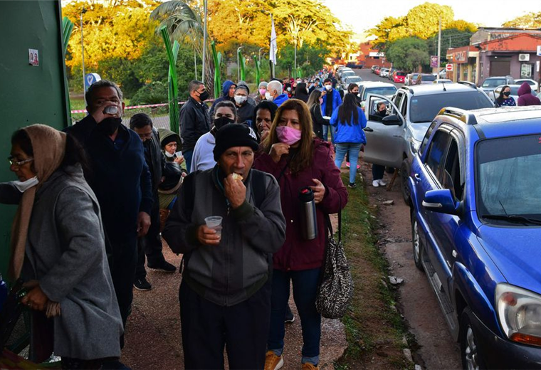 Largas filas esperando ser vacunados en Asunción 