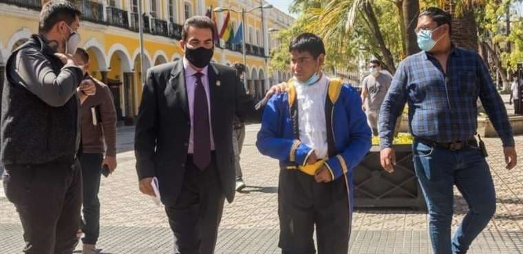 El Alcalde de Cochabamba camina junto con el ratón Armando (Foto: oficial) 