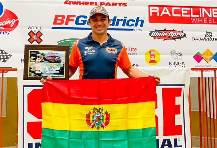 Chavo Salvatierra en el podio de la Baja 500. Foto: Prensa Chavo Salvatierra